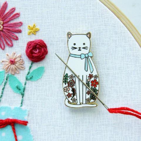 White Floral Cat Needle Minder